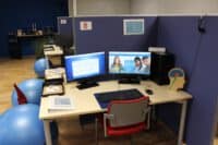 Zwei Monitore, Sitzbälle und alles was Sie beim Lernen unterstützt finden sie bei uns.